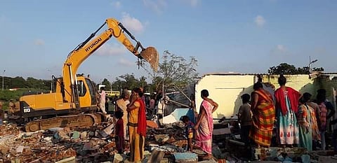 தகர்க்கப்படும் காந்திநகர் குடியிருப்புகள்