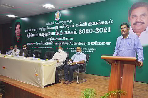 நிகழ்ச்சியில் பேசிய பள்ளிசாரா- வயது வந்தோா் கல்வித் திட்ட இயக்குநா் ராமேஸ்வர முருகன்.