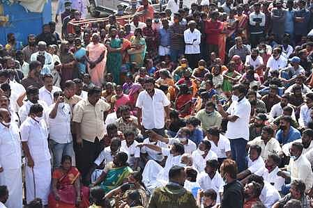 பந்தலூரில் எம்.எல்.ஏ.திராவிடமணி தலைமையில் போராட்டத்தில் ஈடுபட்ட பொதுமக்கள்.