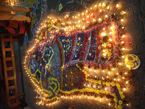 சிவன் வடிவிலான கோலத்தில் ஏற்றப்பட்டிருந்த அகல் விளக்குகள்.