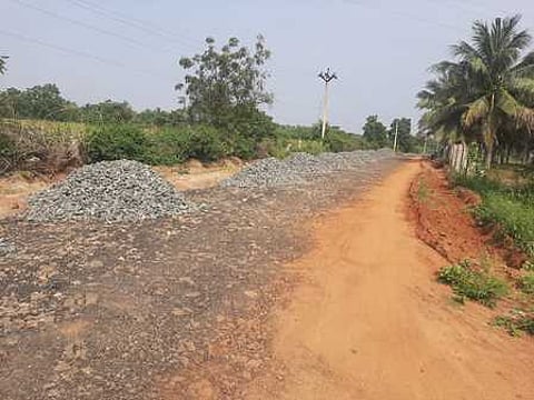 ஆண்டிபட்டி அருகே கிடப்பில் போடப்பட்ட சாலைப் பணிகள்: பொதுமக்கள் அவதி