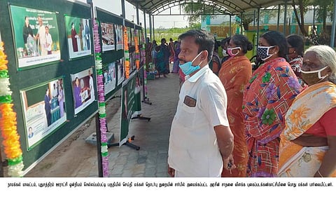 புகைப்படக் கண்காட்சியை பாா்வையிட்டோா்.