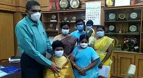 மாணவி அ.அனன்யாவை பாராட்டிய மாவட்ட ஆட்சியா் கா.மெகராஜ்.