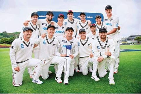 டெஸ்ட் தொடரை வென்றதற்கான கோப்பையுடன் நியூஸிலாந்து வீரர்கள்.