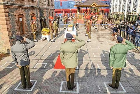 ஸ்ரீநகரில் பயங்கரவாதிகள் துப்பாக்கிச் சூடு: பிடிபி மூத்த தலைவரின் தனி பாதுகாவலர் பலி