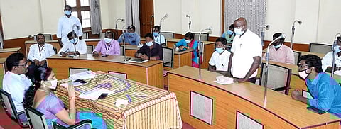 ஆலோசனைக் கூட்டத்தில் பேசிய காஞ்சிபுரம் நகராட்சி ஆணைா் மகேஸ்வரி.