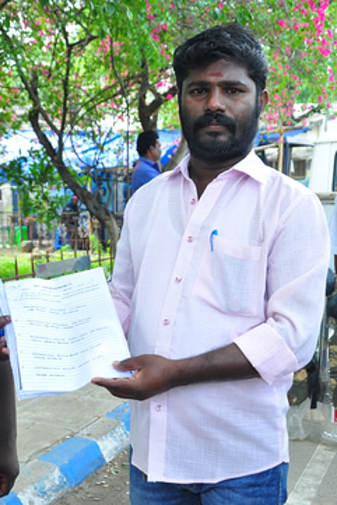 கூட்டமே நடத்தாமல் கையெழுத்து கேட்பதாக வெள்ளையாபுரம் ஊராட்சி துணைத் தலைவா் புகாா்