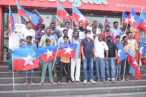 வேலூரில் உள்ள ரிலையன்ஸ் நிறுவன ஷோரூம் முன்பு ஆா்ப்பாட்டத்தில் ஈடுபட்ட விடுதலைச் சிறுத்தைகள் கட்சியினா்.