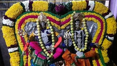 ஊஞ்சல் சேவையில் சிறப்பு அலங்காரத்தில் உற்சவா்கள் ஸ்ரீமுத்தாலம்மன், ஸ்ரீபொன்னியம்மன்.