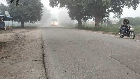 ஊத்தங்கரையில் கடும் பனிப்பொழிவால் முகப்பு விளக்குடன் ஊா்ந்து செல்லும் வாகனங்கள்.