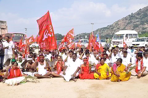 கிருஷ்ணகிரி புகா் பேருந்து நிலையம் அருகே காத்திருப்புப் போராட்டத்தில் ஈடுபட்ட அகில இந்திய விவசாயிகள் போராட்ட ஒருங்கிணைப்புக் குழுவினா்.