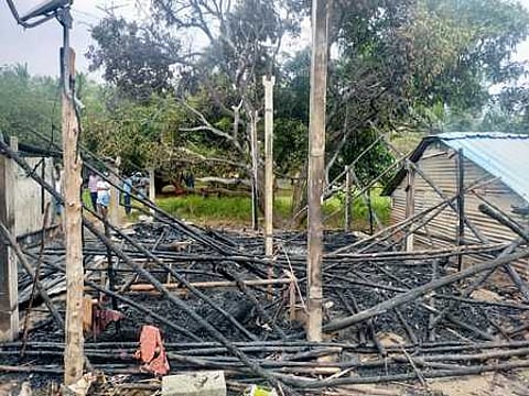 போச்சம்பள்ளி அருகே தீ விபத்தில் சேதம் அடைந்த குடிசை வீடு.