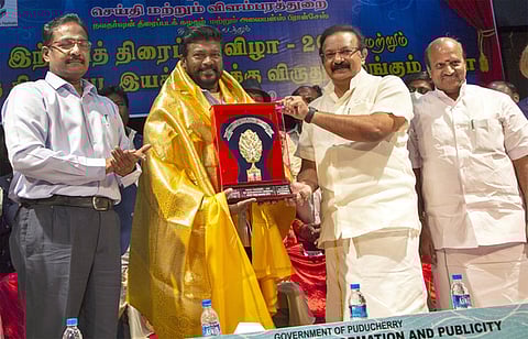 ‘ஒத்த செருப்பு’ திரைப்படத்துக்கு விருது: புதுவை அமைச்சா் வழங்கினாா்