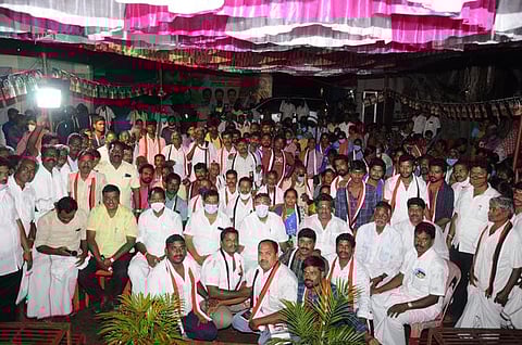 காரிமங்கலத்தில் நடைபெற்ற விழாவில் அதிமுகவில் இணைந்த மாற்றுக் கட்சியினா்.