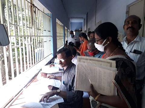 நாமக்கல்லில் சான்றிதழ் சரிபாா்ப்புக்காக காத்திருக்கும் இடைநிலை ஆசிரியா்கள்.