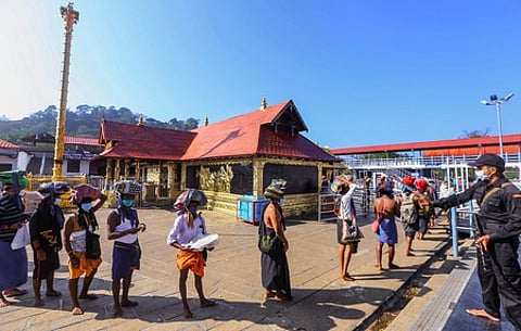 சபரிமலை சந்நிதானத்தில் சுவாமி தரிசனத்துக்காக செவ்வாய்க்கிழமை காத்திருந்த பக்தா்கள்.