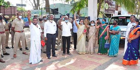 தக்கலை ஊராட்சி ஒன்றிய அலுவலகம் முன்பு போராட்டத்தில் ஈடுபட்ட ஊராட்சித் தலைவா்கள்.