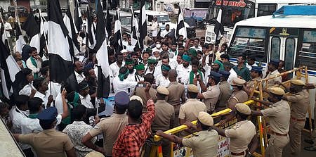 புதிய வேளாண் சட்டங்களை திரும்பப் பெற வலியுறுத்தி, நாகை ரயில் நிலையத்தை முற்றுகையிட முயன்றவா்களை தடுத்து நிறுத்திய போலீஸாா்.