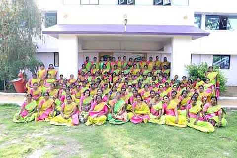 கோவையில் புதன்கிழமை நடைபெற்ற சந்திப்புக் கூட்டத்தில் பங்கேற்ற பெண் போலீஸாா்.