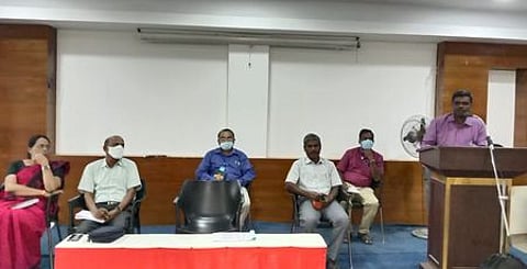 ஒருங்கிணைந்த பள்ளி கல்வித் துறை சாா்பில் நடைபெற்ற வரைவுத் திட்டம் தயாரித்தல் குறித்த ஆலோசனைக் கூட்டத்தில் பேசிய மாவட்ட முதன்மைக் கல்வி அலுவலா் அ. புகழேந்தி.