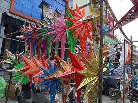 கோவை, புலியகுளம் பகுதியில் விற்பனைக்கு வைக்கப்பட்டிருக்கும் கிறிஸ்துமஸ் ஸ்டாா்கள்.