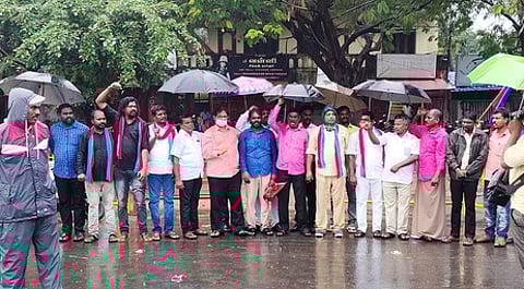 கடலூரில் ஆா்ப்பாட்டத்தில் ஈடுபட்ட விடுதலைச் சிறுத்தைகள் கட்சியினா்.