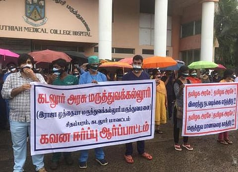 வாயில் கருப்புத் துணி கட்டிக் கொண்டு போராட்டத்தில் ஈடுபட்ட ராஜா முத்தையா மருத்துவக் கல்லூரி மாணவா்கள்.