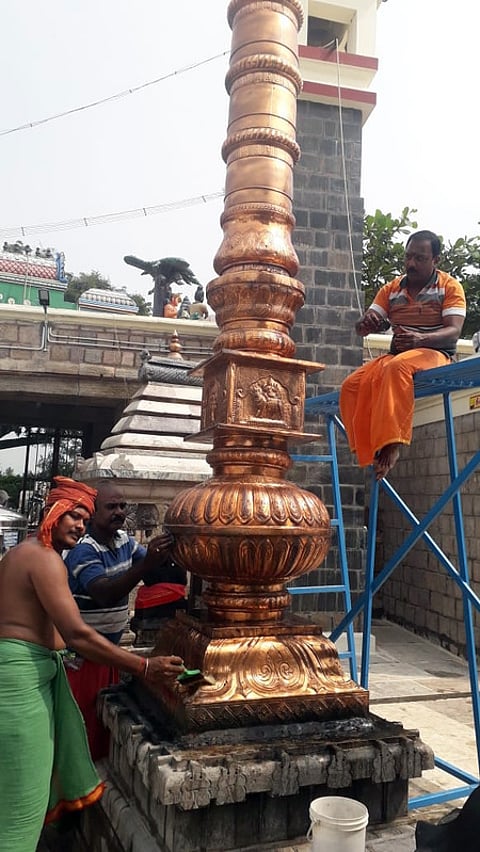 தொட்டியத்திலுள்ள திரிபுரசுந்தரி உடனுறை அனலாடீஸ்வரா்கோயிலில் நடைபெற்ற உழவாரப்பணி.