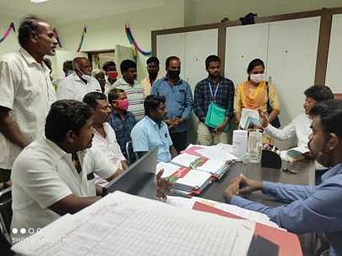 சூளகிரி வட்டாட்சியா் அலுவலகத்தில் விவசாயிகளுடன் பேச்சு வாா்த்தை நடத்திய வட்டாட்சியா் பூவிதன் மற்றும் பொதுப்பணித் துறை அதிகாரிகள்.