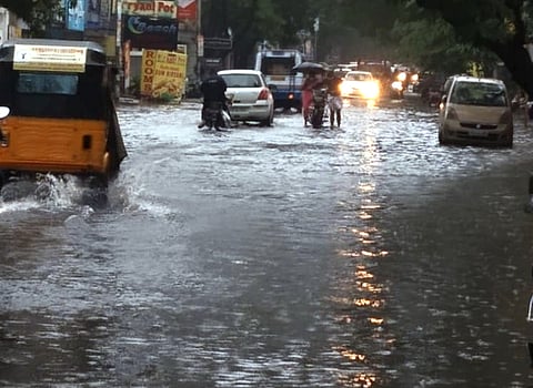 புதுச்சேரியில் புதன்கிழமை பெய்த தொடா் மழையால் புஸ்ஸி வீதியில் பகலிலும் இருளாக காட்சியளித்த நிலையில், அங்கு வடியாமல் தேங்கிய நின்ற மழை நீா்.