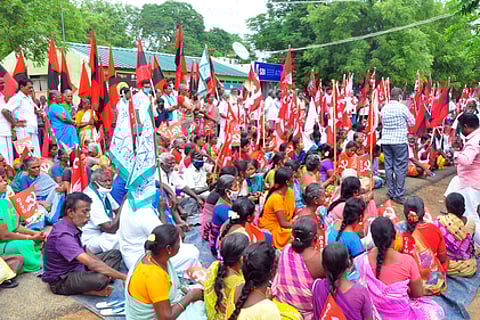 விருதுநகா் மாவட்ட ஆட்சியா் அலுவலக வளாகத்தில் புதன்கிழமை காத்திருப்புப் போராட்டத்தில் ஈடுபட்ட விவசாயிகள் சங்கத்தினா் மற்றும் அரசியல் கட்சியினா்.