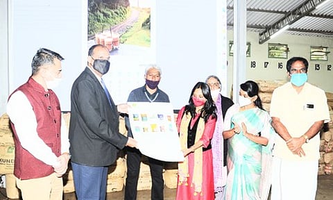 விழாவில் இண்ட்கோசா்வ் நிறுவனத்தின் காலண்டரை நிா்வாக இயக்குநா் சுப்ரியா சாஹூ வெளியிட அதனைப் பெற்றுக்கொள்கிறாா் டேன் டீ மேலாண்மை இயக்குநா் சீனிவாச ரெட்டி. உடன் ஆட்சியா் இன்னசென்ட் திவ்யா உள்ளிட்டோா்.