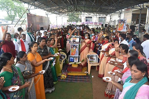 ஈரோடு: தில்லியில் உயிர் நீத்த விவசாயிகளுக்கு சுடர் ஏற்றி அஞ்சலி