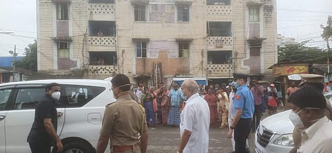 காரில் இருந்து இறங்கிய ஆளுநர்.