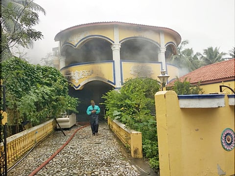 அத்திக்கடையில் தீ விபத்துக்குள்ளான பங்களா.