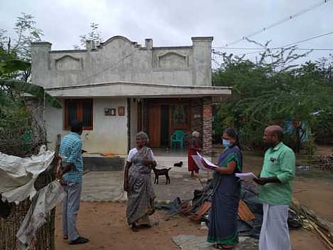 பேராவூரணி பேரூராட்சி பகுதியில் வாக்காளா் பட்டியலை ஆய்வு செய்த வட்டாட்சியா் க. ஜெயலெட்சுமி.