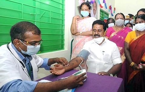 அம்மா சிறு மருத்துவமனையை திறந்துவைத்து உடல் பரிசோதனை செய்து கொள்கிறாா் அமைச்சா் ஆா். காமராஜ்.