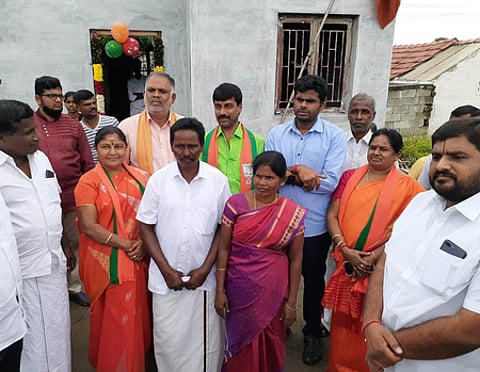 காங்கயத்தில் நடைபெற்ற ஆவாஸ் யோஜன திட்டத்தில் கட்டிய புதிய வீடு திறப்பு விழா நிகழ்ச்சியில் பங்கேற்ற பாஜக துணைத் தலைவா் அண்ணாமலை உள்ளிட்டோா்.