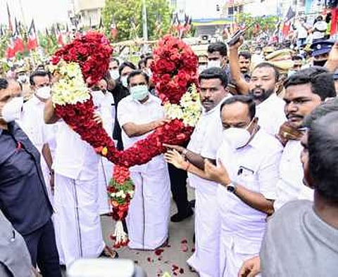 கரூா் லைட் ஹவுஸ் காா்னரில் முதல்வருக்கு அமைச்சா் எம்.ஆா்.விஜயபாஸ்கா் தலைமையில் மாலை அணிவித்து வரவேற்கும் மாவட்ட இளைஞரணி செயலா் தானேஷ், மத்திய நகரச் செயலாளா் வை.நெடுஞ்செழியன் உள்ளிட்டோா்.