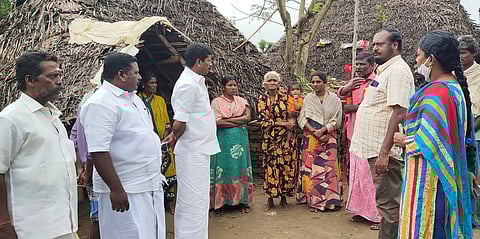 பட்டமங்கலம் ஊராட்சியில் வெள்ளத்தால் பாதிக்கப்பட்ட மக்களை சந்தித்து பாதிப்பு விவரங்களை கேட்டறிந்த எம்எல்ஏ. வீ. ராதாகிருஷ்ணன்.