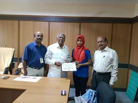 மாணவி ஆயிஷாவை பாராட்டும் கல்லூரித் தலைவா் பி.எஸ்.கே.செங்கோடன்.