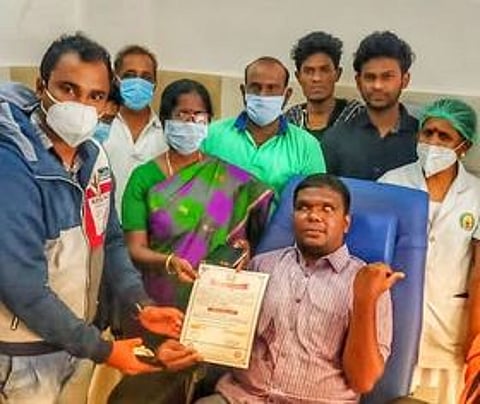 ரத்ததானம் வழங்கிய ஆசிரியா் சிவாவுக்கு பாராட்டுச் சான்றிதழை வழங்கும் கல்லூரி முதல்வா் மு. பூவதி. உடன், குருதிக்கூடு தன்னாா்வலா்கள்.