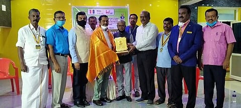 தொழில் சேவை விருதை டாக்டா் ஜி.ஏ. ராஜ்மோகனுக்கு வழங்கும் பிஎல். அழகப்பன் மற்றும் அ.லெ. சொக்கலிங்கம்.