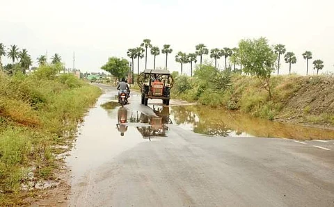 வியாழன் அன்று அதிகாலை முதல் பெய்த கனமழையால், வெள்ளரிவெள்ளி சாலையில் தேங்கிய மழைநீர்.