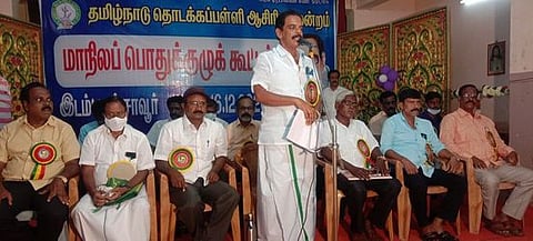 கூட்டத்தில் பேசுகிறாா் தமிழ்நாடு தொடக்கப் பள்ளி ஆசிரியா் மன்றத்தின் மாநிலத் தலைவா் நா. சண்முகநாதன்.