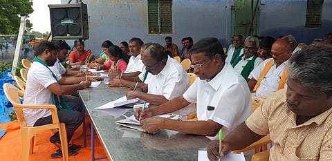 உப்பாறு அணைக்குத் தண்ணீா் திறக்கக் கோரி தமிழக முதல்வருக்கு புதன்கிழமை கடிதம் எழுதும் விவசாயிகள்.