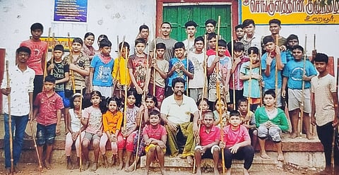 அரங்கேற்றத்தில் பங்கேற்ற உறையூா் ஸ்ரீசெங்குளத்தான் சிலம்பக் குழுவினா்.