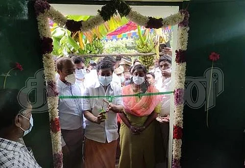 விழுப்புரம் அருகே வடவாம்பலம், வி அகரம், பணம்பட்டு, திருப்பாச்சினர், காவணிப்பாக்கம், ஆசை குளம், கோனூர் உள்ளிட்ட 7 இடங்களில் மினி கிளினிக்குகள் தொடங்கி வைத்த சட்டத்துறை அமைச்சர் சிவி சண்முகம்.