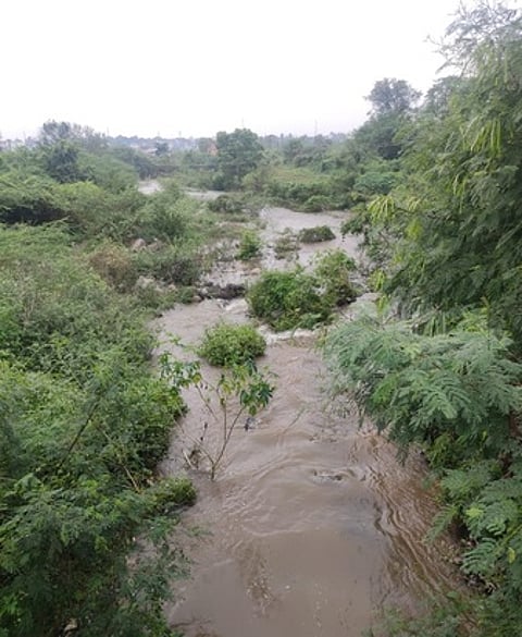 வெள்ளப்பெருக்கால் வரட்டாற்றில் சீறிப்பாய்கிறது தண்ணீா்.