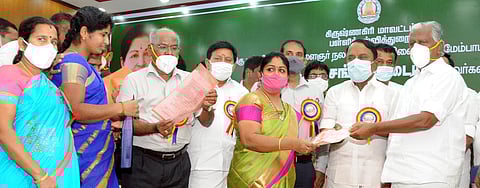 கிருஷ்ணகிரியில் 232 நா்சரி, பிரைமரி பள்ளிகளுக்கு தொடா் அங்கீகார ஆணைகள் அளிப்பு